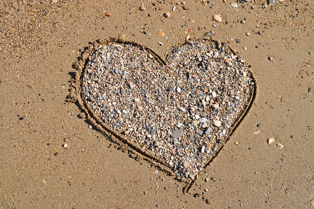 srdce z kamínků na pláži