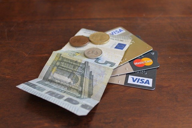 peníze a kreditní karty