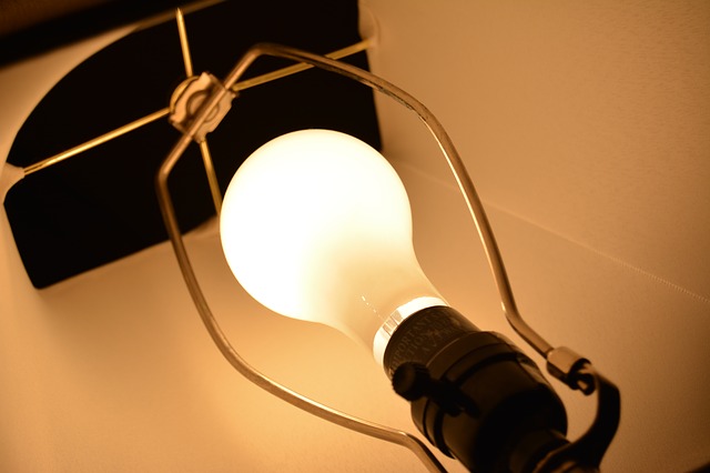 rozsvícená žárovka v lampě