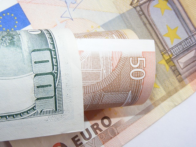 srolované bankovky různé měny