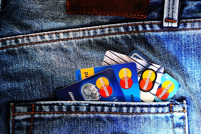 kreditní karty v kapse u kalhot
