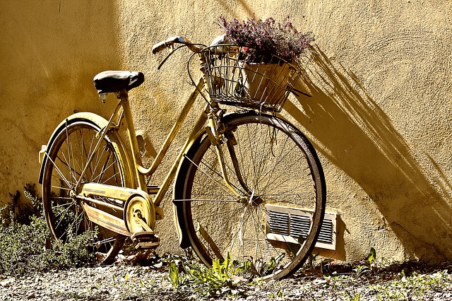 staré kolo s košíkem