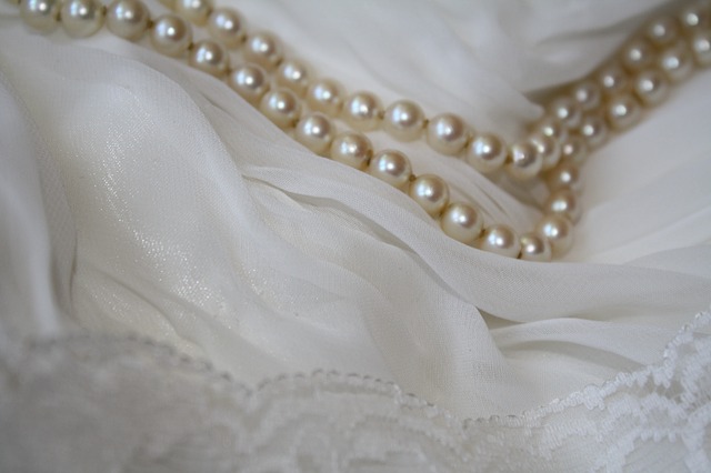 perly na svatebních šatech