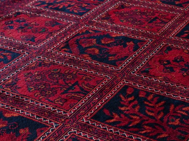 červený vzorovaný koberec.jpg