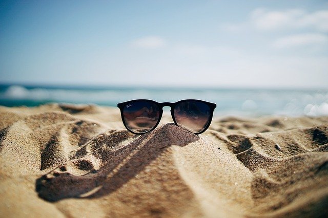 sluneční brýle na písečné pláži